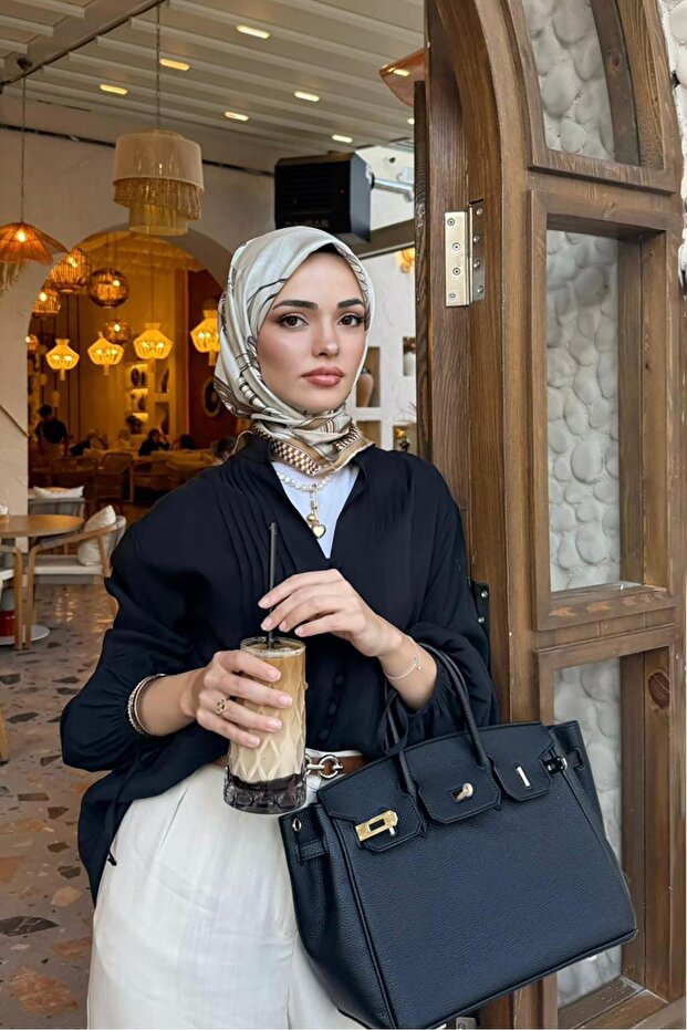 حقيبة يد كبيرة مع تفاصيل إكسسوارات سوداء