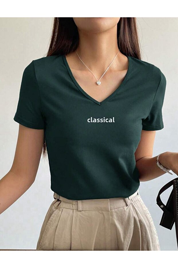 تيشيرت قطني أساسي برقبة على شكل حرف V مطبوع عليه CLASSICAL
