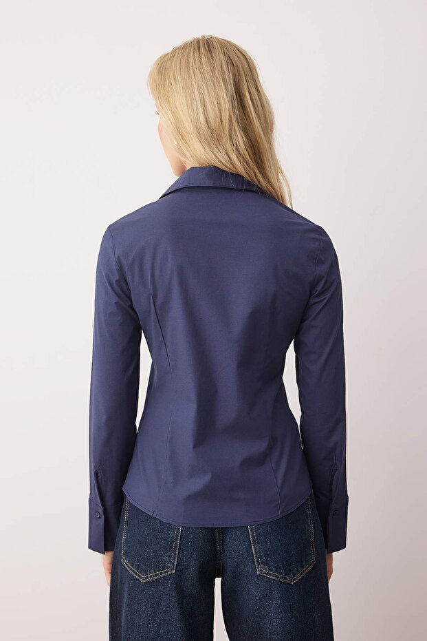 Wardrobe Essentials Lacivert Hafif Bele Oturan Pamuklu Dokuma Gömlek TWOAW26GO00022 - 4