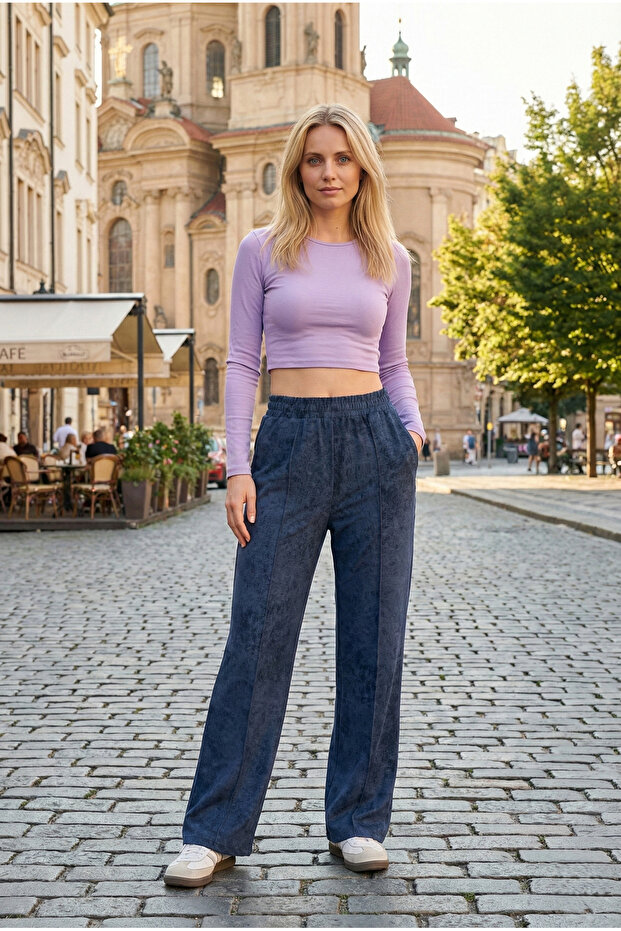 The woman's wide-legged trousers with ribbed pockets
