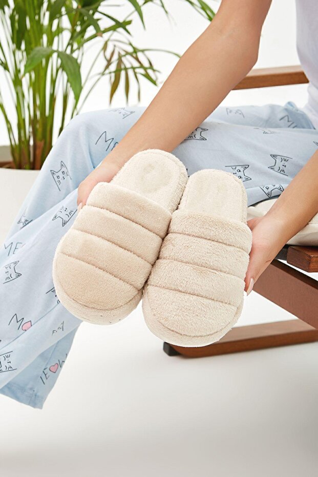 Bej Önü Kapalı Sessiz Taban Terlik Ev Terliği - 1