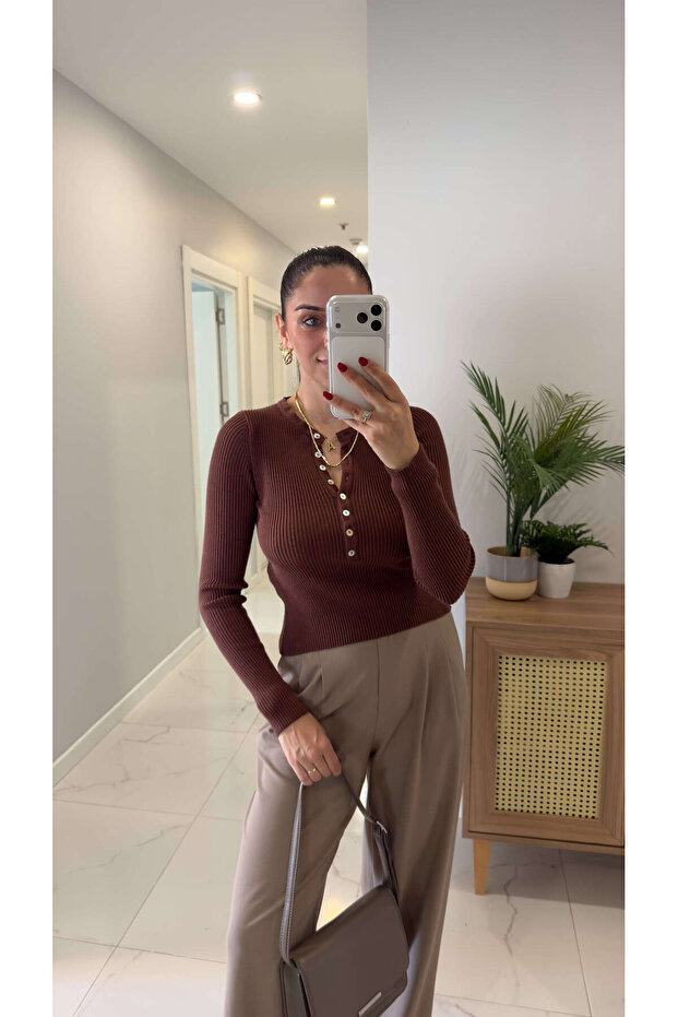 Keransa Brown Buttoned Knitwear - 2