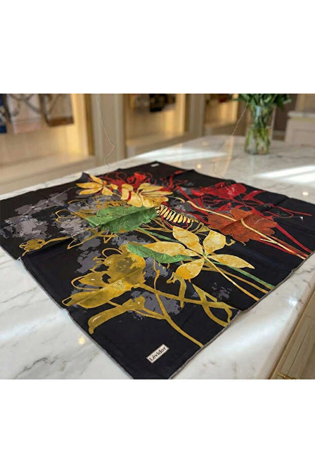 وشاح حريري بنقشة زهور - 3