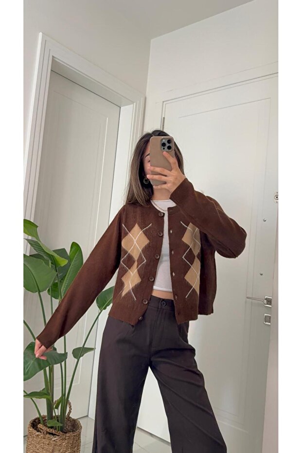 سترة كارديجان بأزرار بنمط البقلاوة باللون البني - 4
