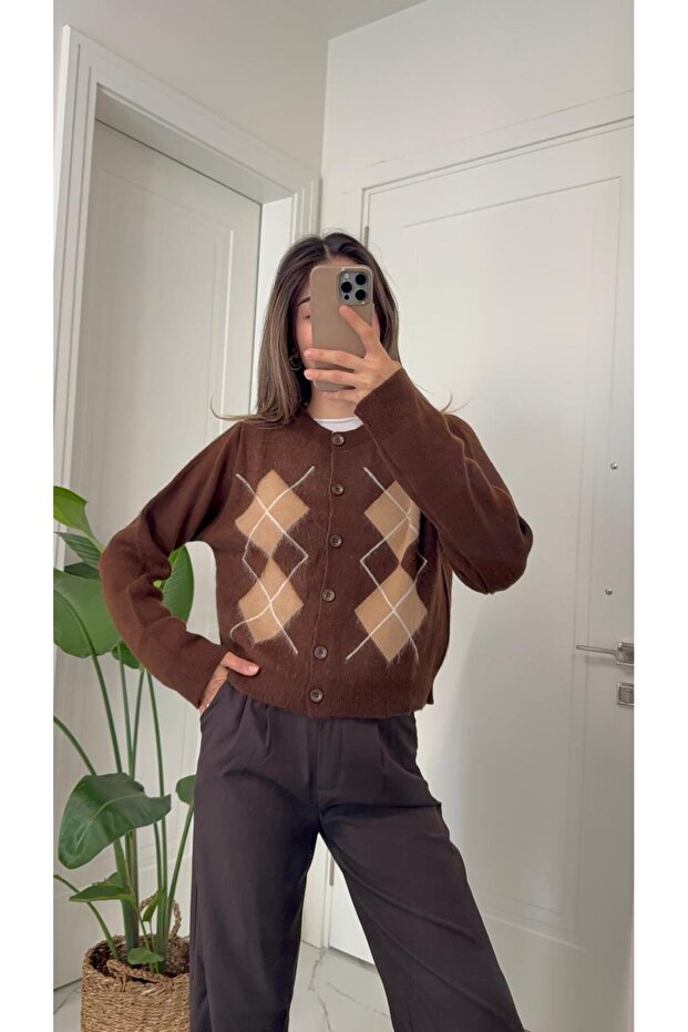 سترة كارديجان بأزرار بنمط البقلاوة باللون البني - 1