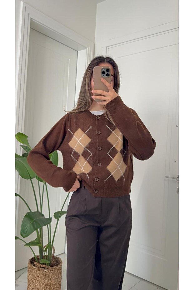 سترة كارديجان بأزرار بنمط البقلاوة باللون البني - 7