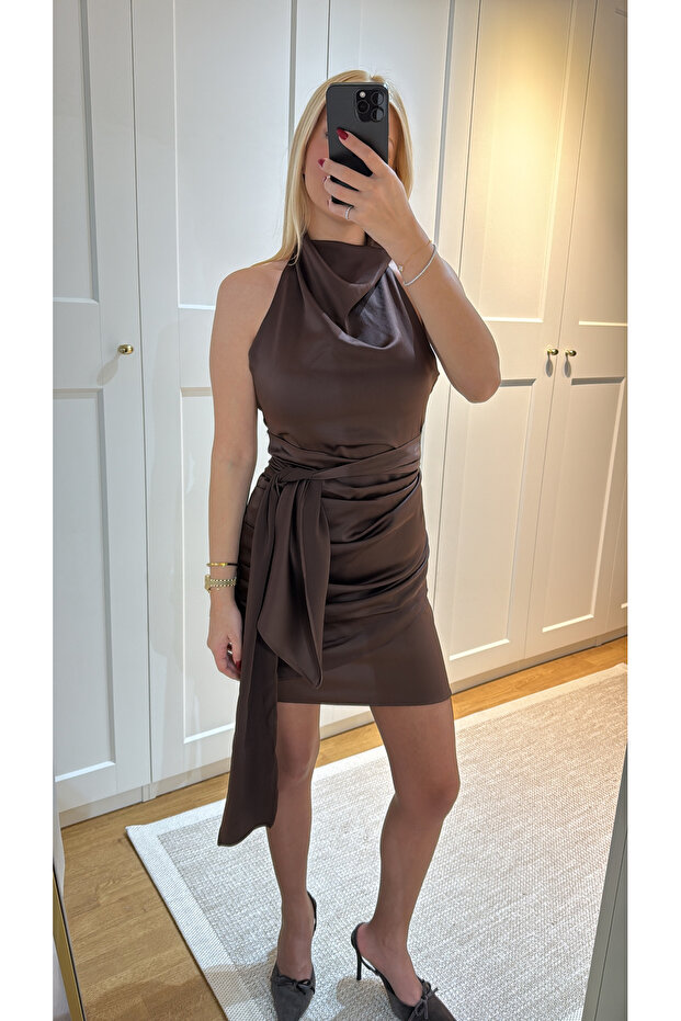 BAĞLAMALI DRAPELİ SATEN ELBİSE - 5