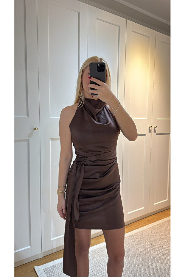 BAĞLAMALI DRAPELİ SATEN ELBİSE - 8