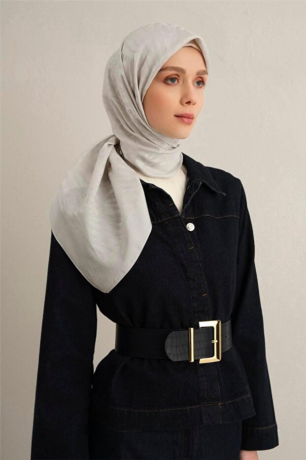 وشاح عصري ومريح باللون الرمادي