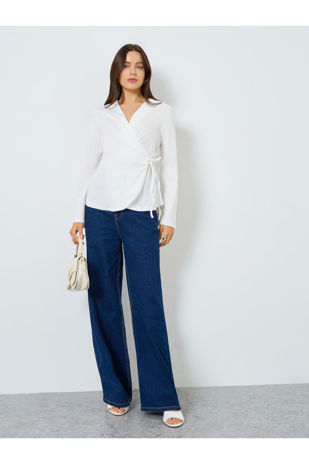 بلوزة بيضاء سادة بأكمام واسعة ملفوفة - 2