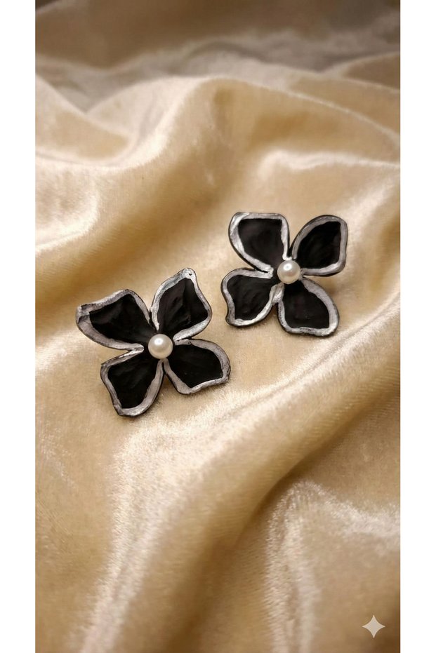 Noir Bloom Earrings – Handmade Polymer Clay Earrings with Pearl Detail in Black Flower Shape |