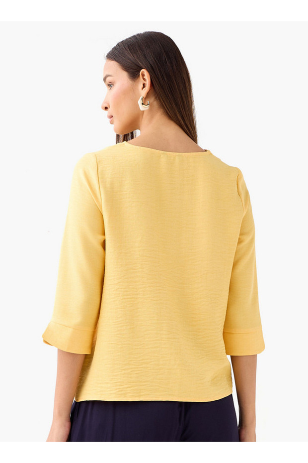 بلوزة مزينة بأزرار وفتحة رقبة على شكل حرف V - 3