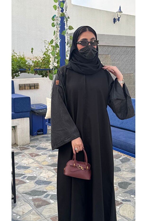عباية شذاء كريب ميني مارت واقف بأكمام فاخرة – عباية سوداء عملية وأنيقة