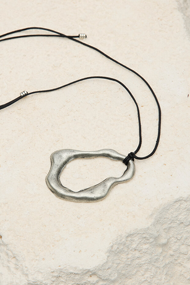 قلادة فضية بتصميم تجريدي - 2