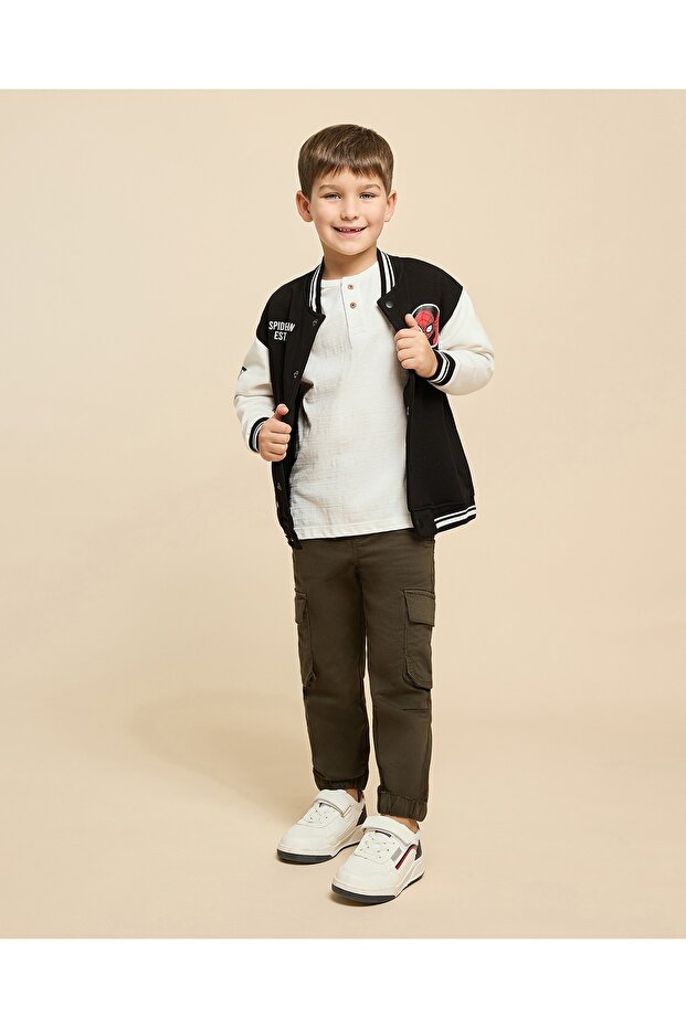 جاكيت مطبوع صورة سبايدرمان مع إغلاق بأزرار كبس - 2