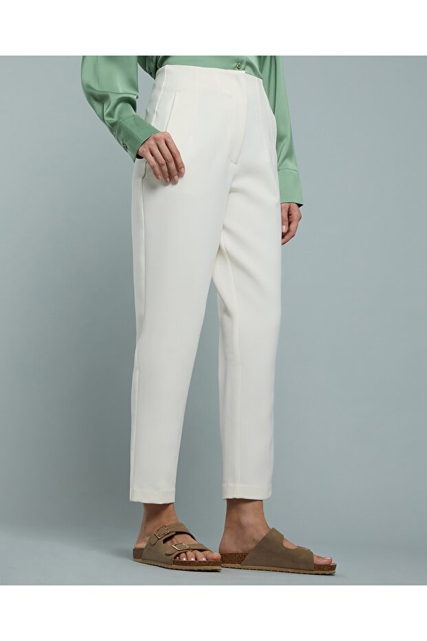 Solid Tapered Pants With Button Closure - 3