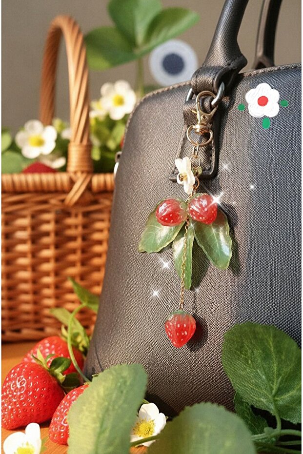 فراولة 🍓 سلسلة مفاتيح بتصميم معلق جذاب كهدية