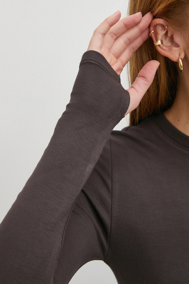 بلوزة كول شق باللون البني - 5