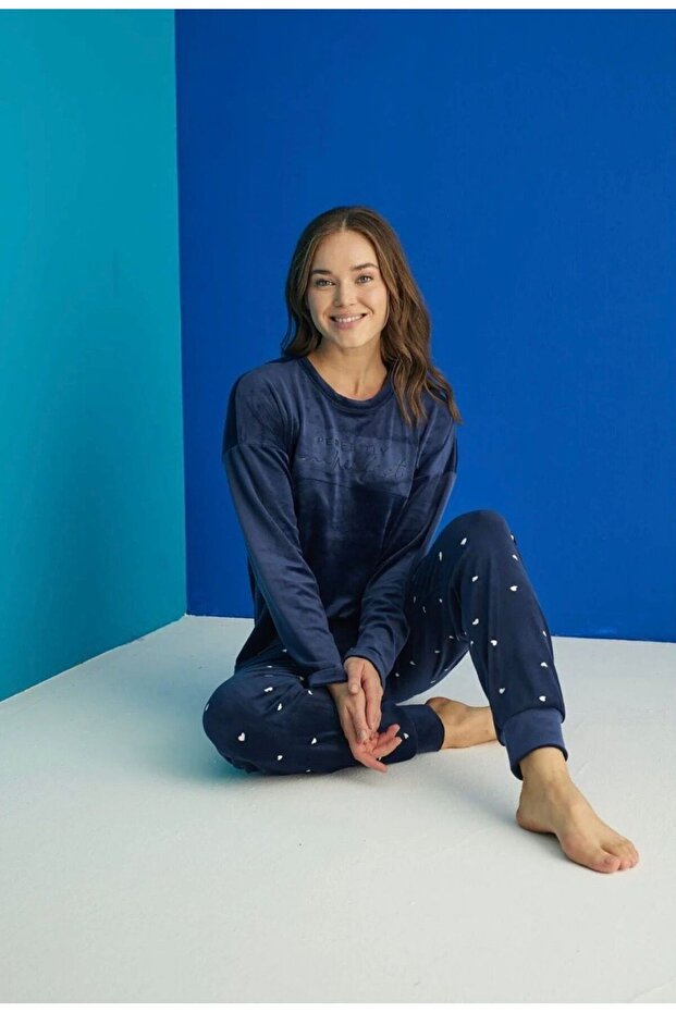 Women's Long Sleeve Crew Neck Heart Pattern Velvet Pajama Set