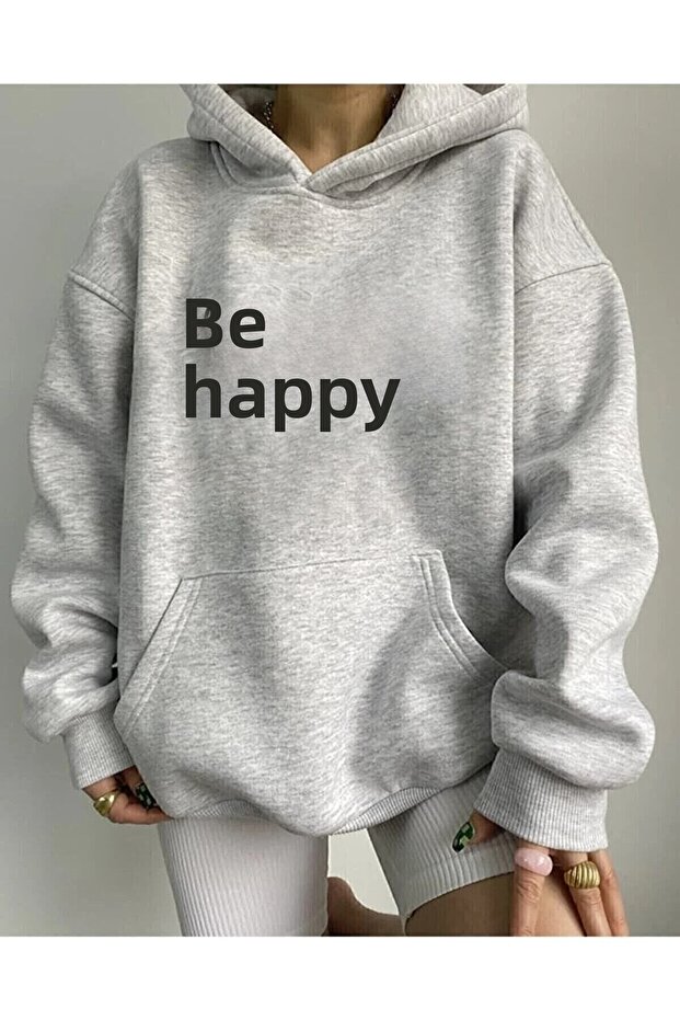 سويت شيرت بقلنسوة مطبوع عليه عبارة AYMONTANA Be Happy