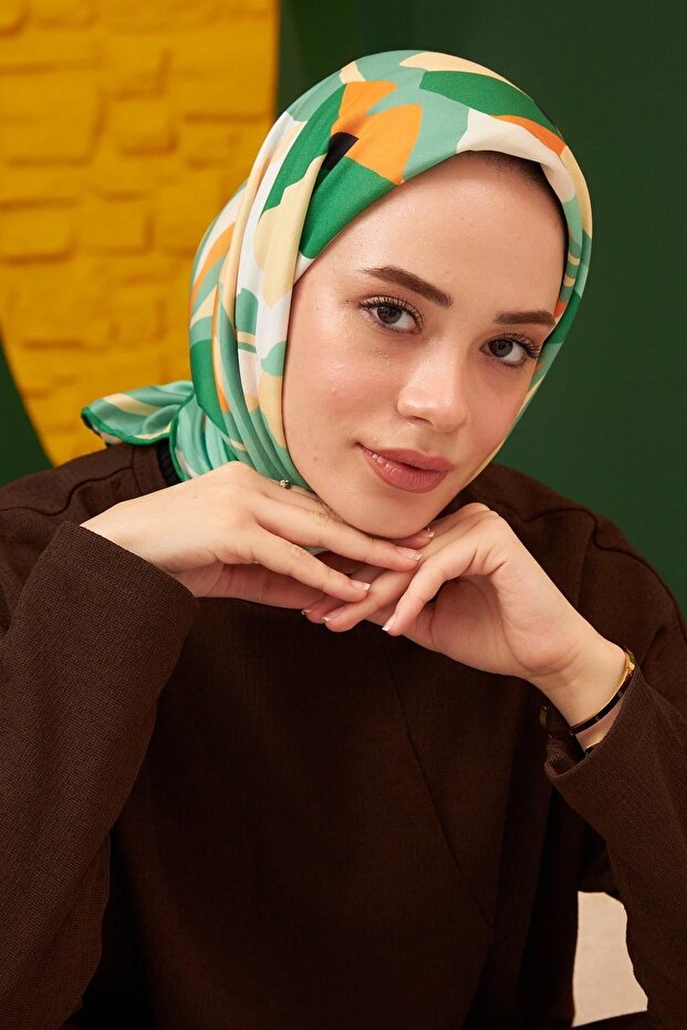 موديل وشاح دافني بينيتون قطن فيسكوز أخضر