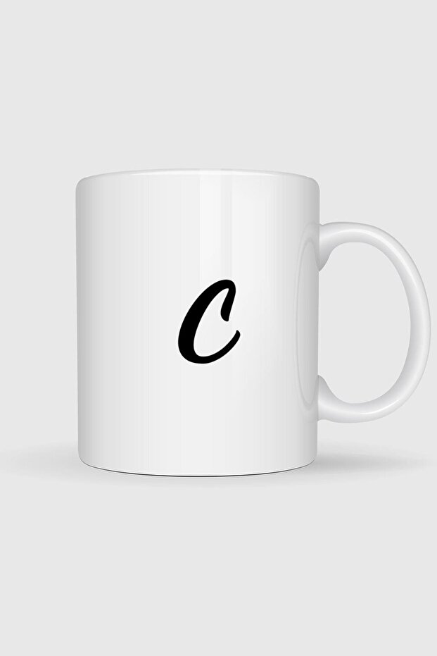 كوب مطبوع عليه حرف C