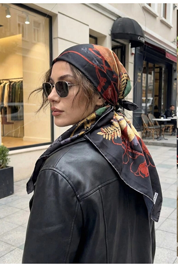 وشاح حريري بنقشة زهور - 2