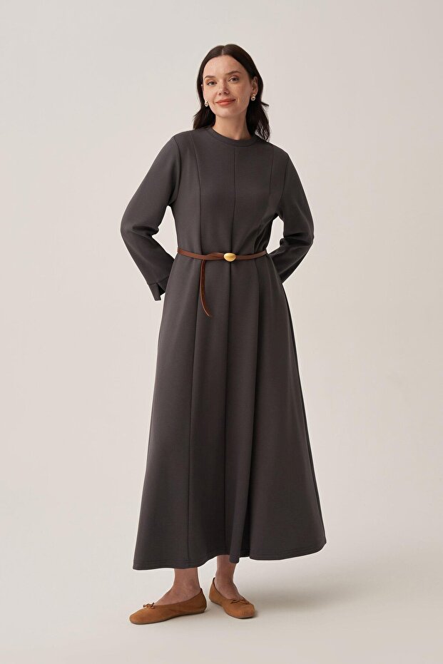 فستان ذو ملمس ناعم وقطع متعددة - 3