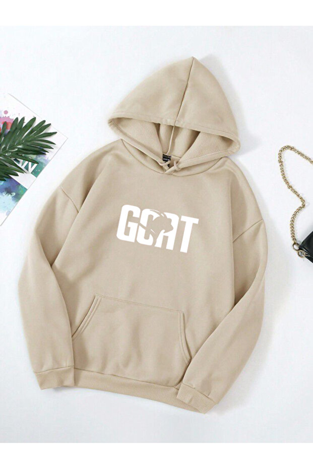 تصميم سويت شيرت للجنسين باللون البيج بغطاء رأس قصة فضفاضة مطبوع عليه GOAT
