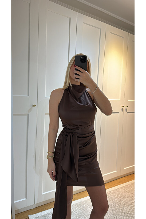 BAĞLAMALI DRAPELİ SATEN ELBİSE - 7