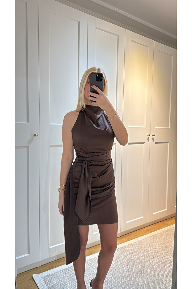 BAĞLAMALI DRAPELİ SATEN ELBİSE - 3