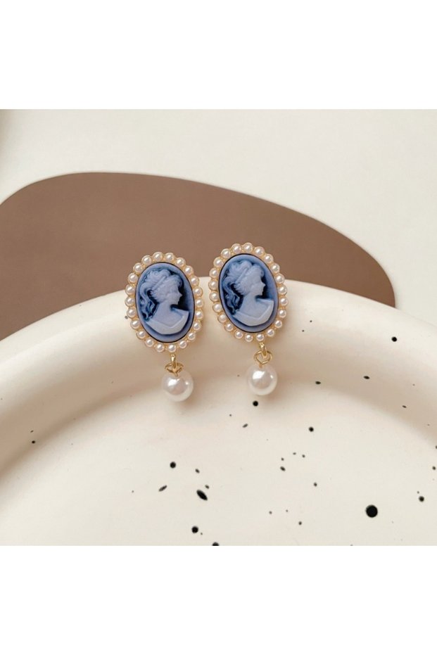 C2480 1 Vintage Palace Style Blue Cameo Portraits Head Earrings Retro Temperament Simple Imitation P