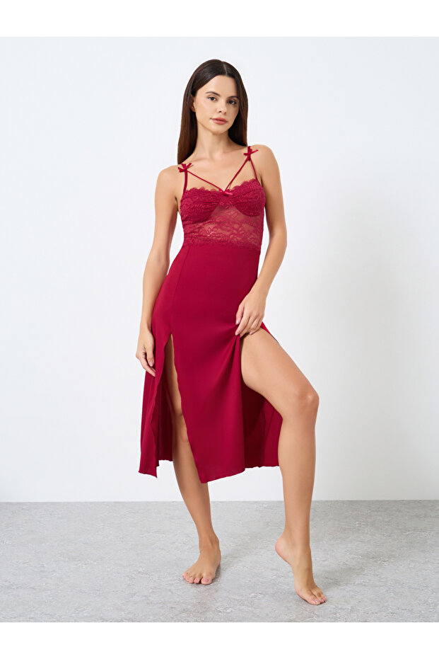 فستان قصير شفاف من الدانتيل المطرز والمرقع والشبكي ذو الحافة المشقوقة - 1