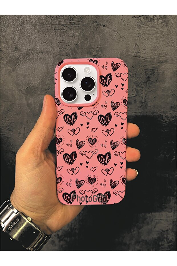 حافظة آيفون 16 برو المتوافقة بنمط القلب الأسود والوردي - 1