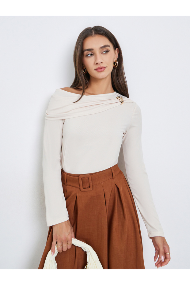 Solid Metal Buckle Detail Knit Top