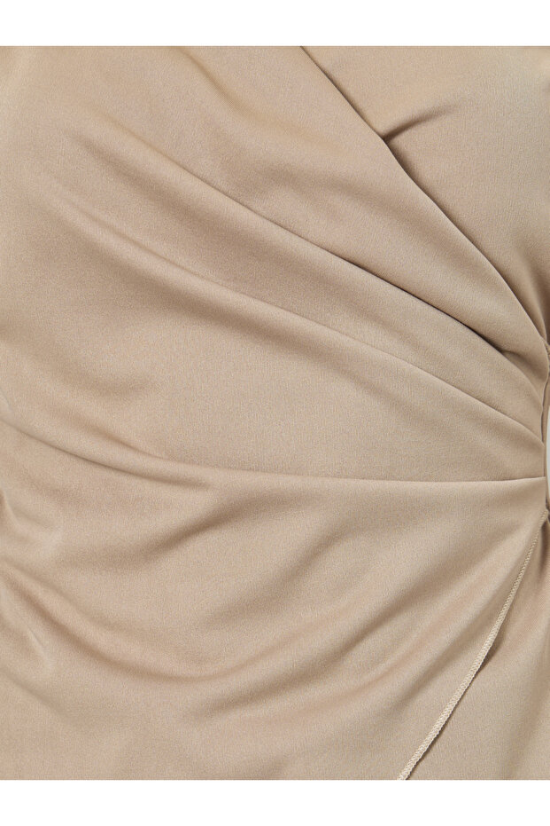 بلوزة بيج سادة بأكمام واسعة ملفوفة - 4