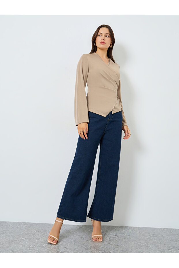 بلوزة بيج سادة بأكمام واسعة ملفوفة - 2