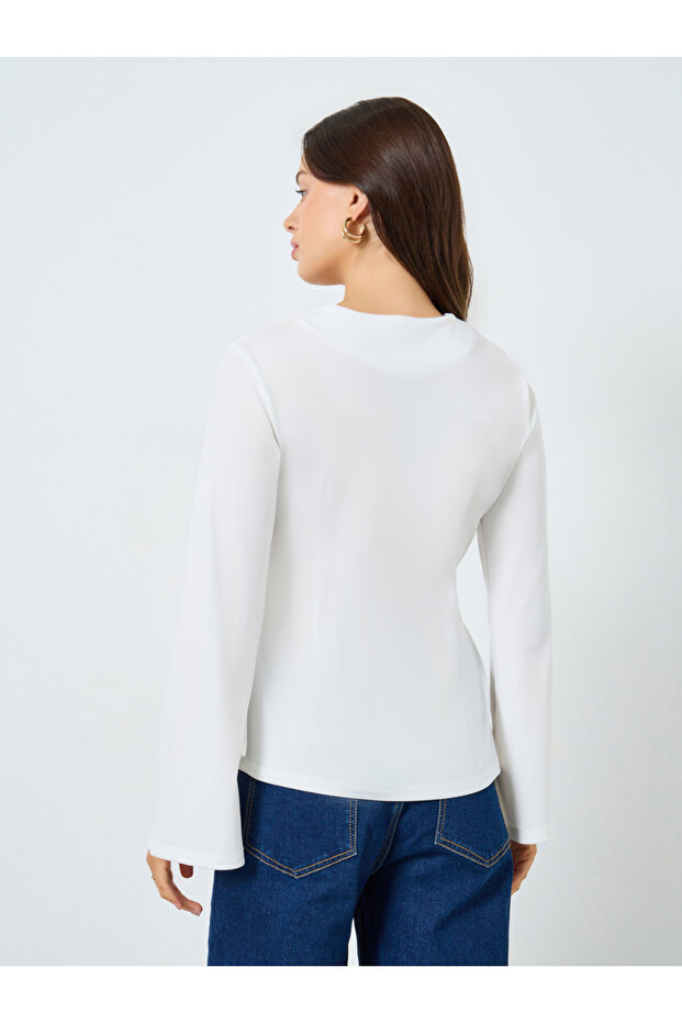 بلوزة بيضاء سادة بأكمام واسعة ملفوفة - 5