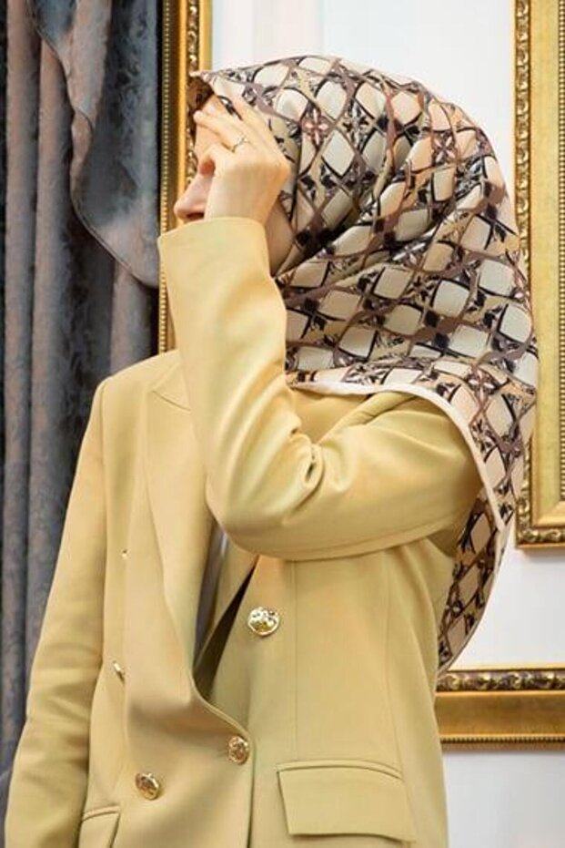 وشاح تيفيل الحريري 60994 - 14 - 0008 نمط الباتيك بلون الحجر