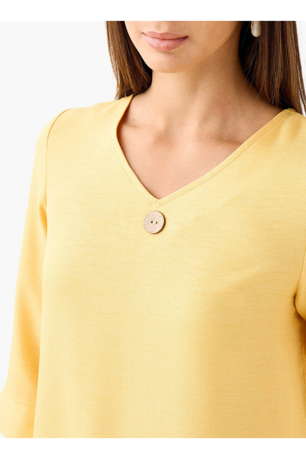 بلوزة مزينة بأزرار وفتحة رقبة على شكل حرف V - 4