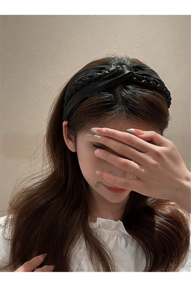 Black Color Knitted Model Crown