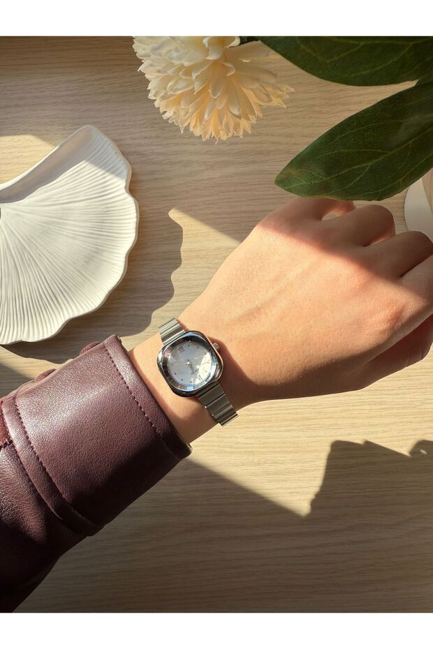 Retro Minimal Metal Cord Vintage Women's Wristwatch Silver