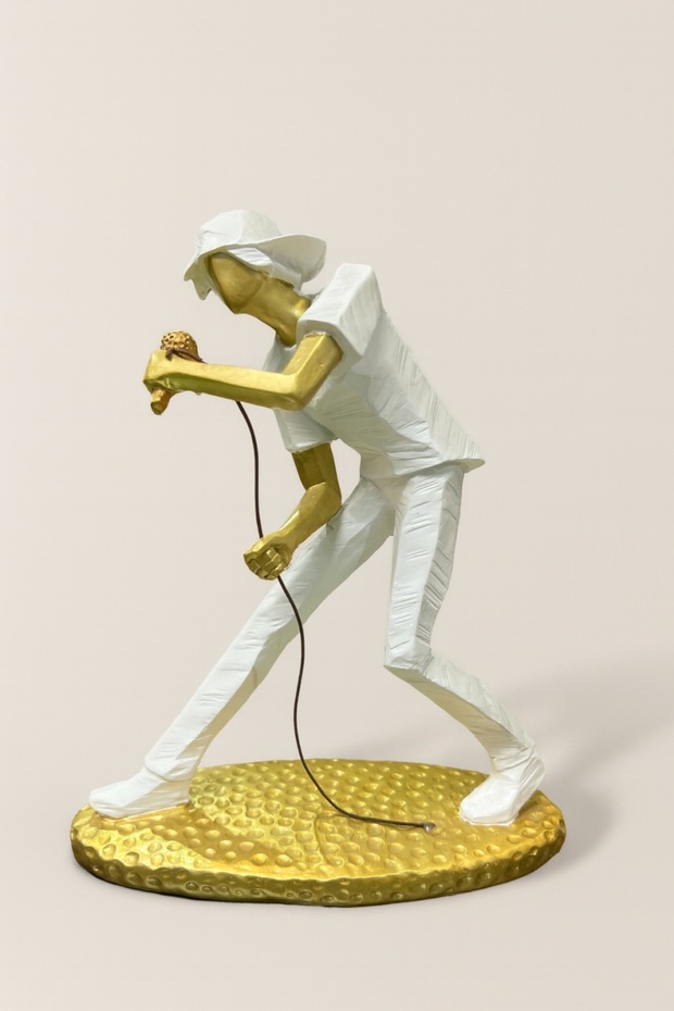 Singer Arven figurine