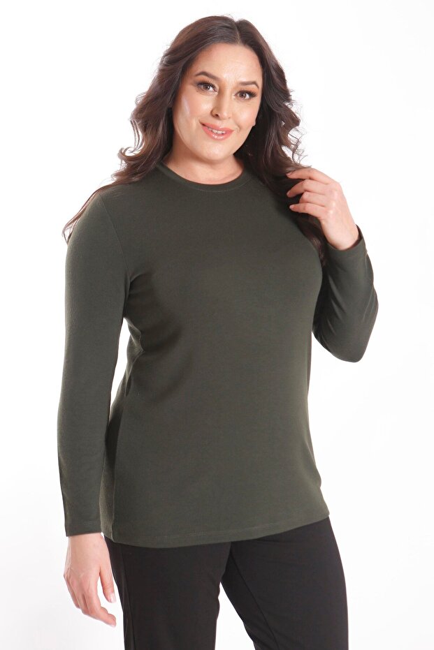 بلوزة تريند 42 بلس كبيرة الحجم بياقة دائرية أساسية باللون الكاكي - 1