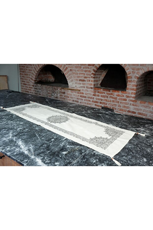 مفرش طاولة بنمط بلاط - 1