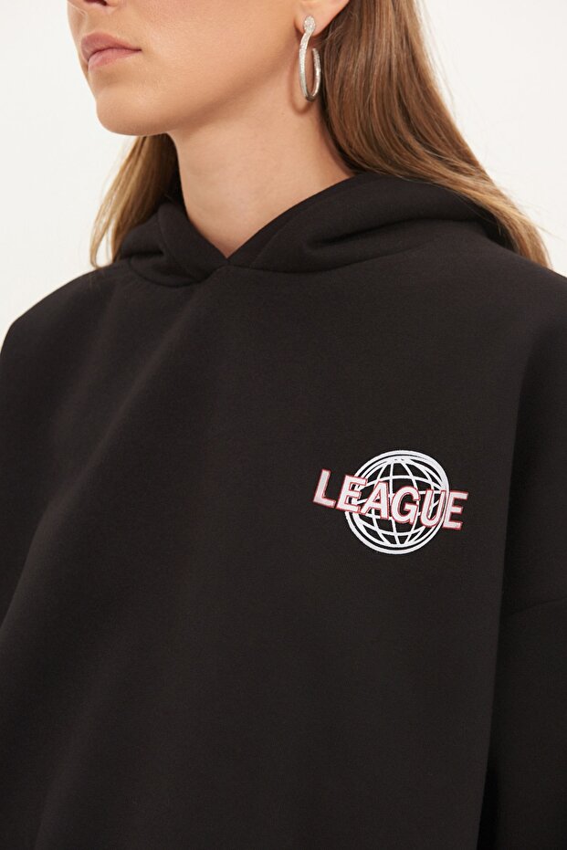 Siyah Sırt Baskı Detaylı Kapüşonlu Kalın İçi Polarlı Örme Sweatshirt TWOAW22SW0711 - 6