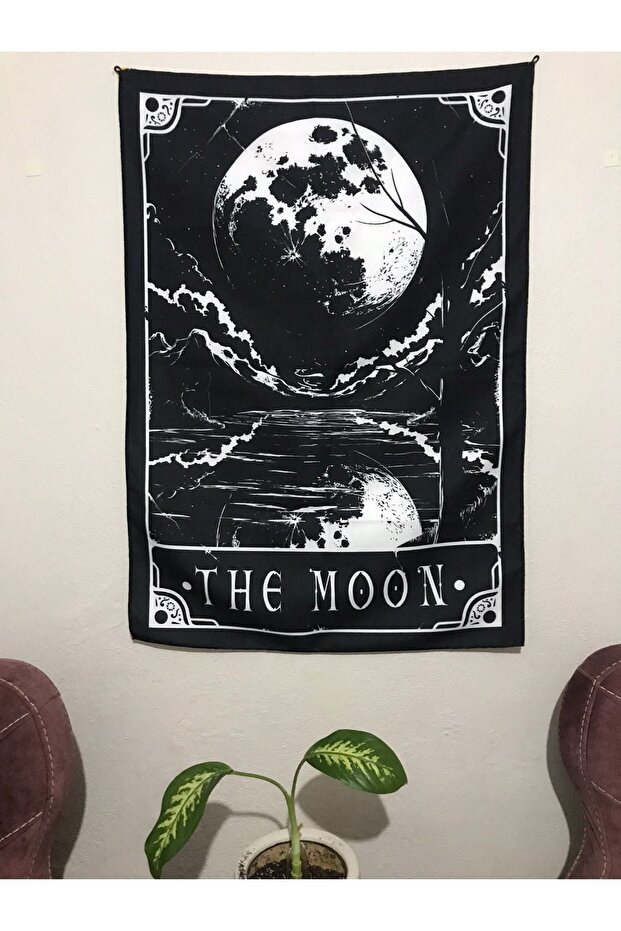 سجادة حائط بتصميم منقوش من The Moon