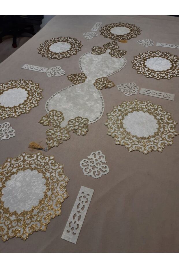 1 Runner/6 American Servings/6 Cup Holders/6 Spoon Holders/Velvet/19 Pieces/6 People/Sprinkled with Glitter