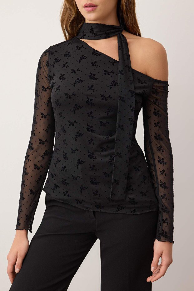 Siyah Çiçekli Fitted/Vücuda Oturan Asimetrik Yaka Uzun Kollu Kuşaklı Tül Örme Bluz TWOAW26BZ00346 - 3