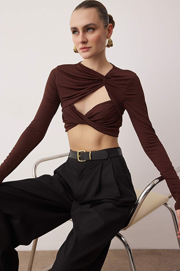 Kahverengi Crop Astarlı Pencere/Cut Out Detaylı Bluz TPRAW23BZ00030 - 2
